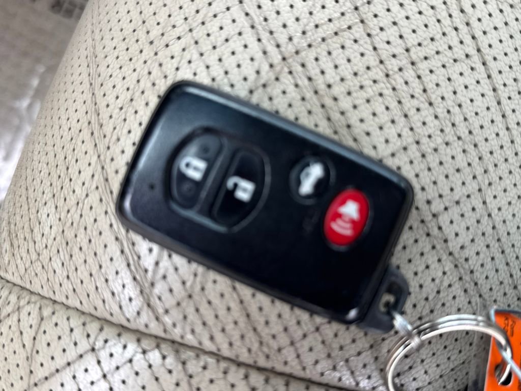 Used 2011 Toyota Avalon Limited FWD image 33