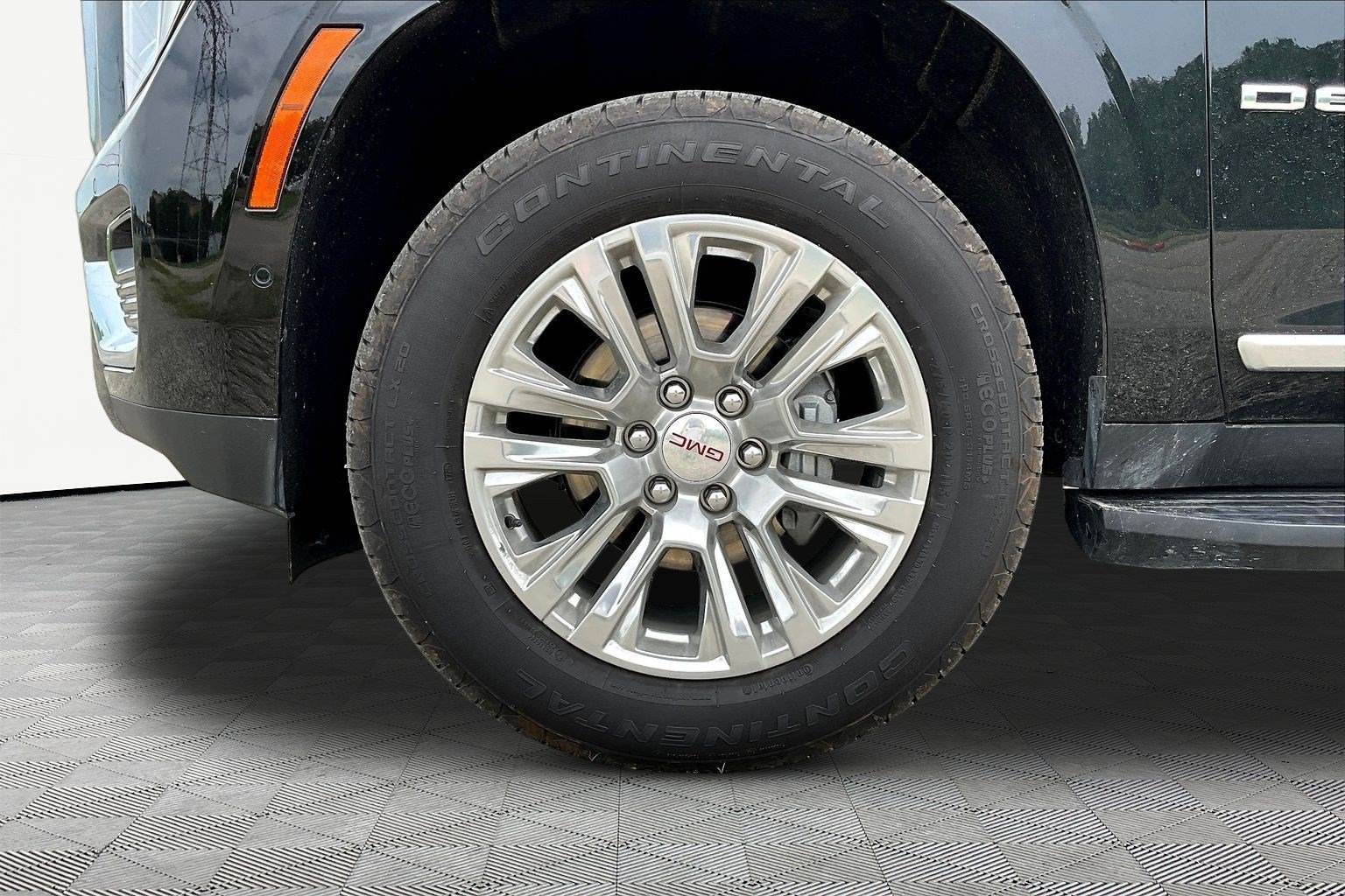 Used 2025 GMC Yukon XL Denali AWD/4WD image 32