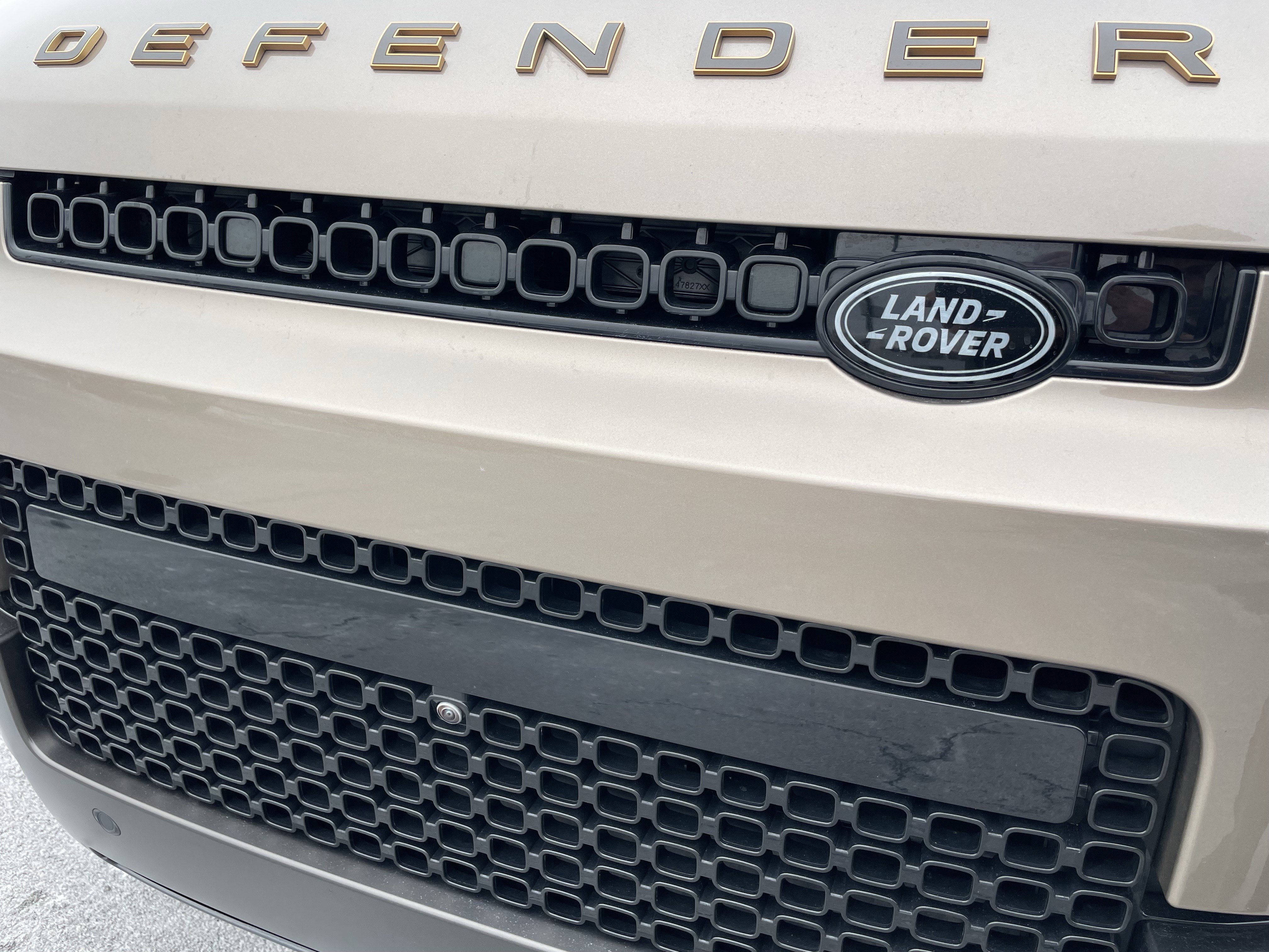 Used 2025 Land Rover Defender 110 image 32