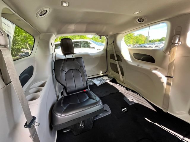Used 2023 Chrysler Pacifica Touring-L FWD image 24