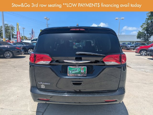 Used 2023 Chrysler Voyager LX FWD image 5
