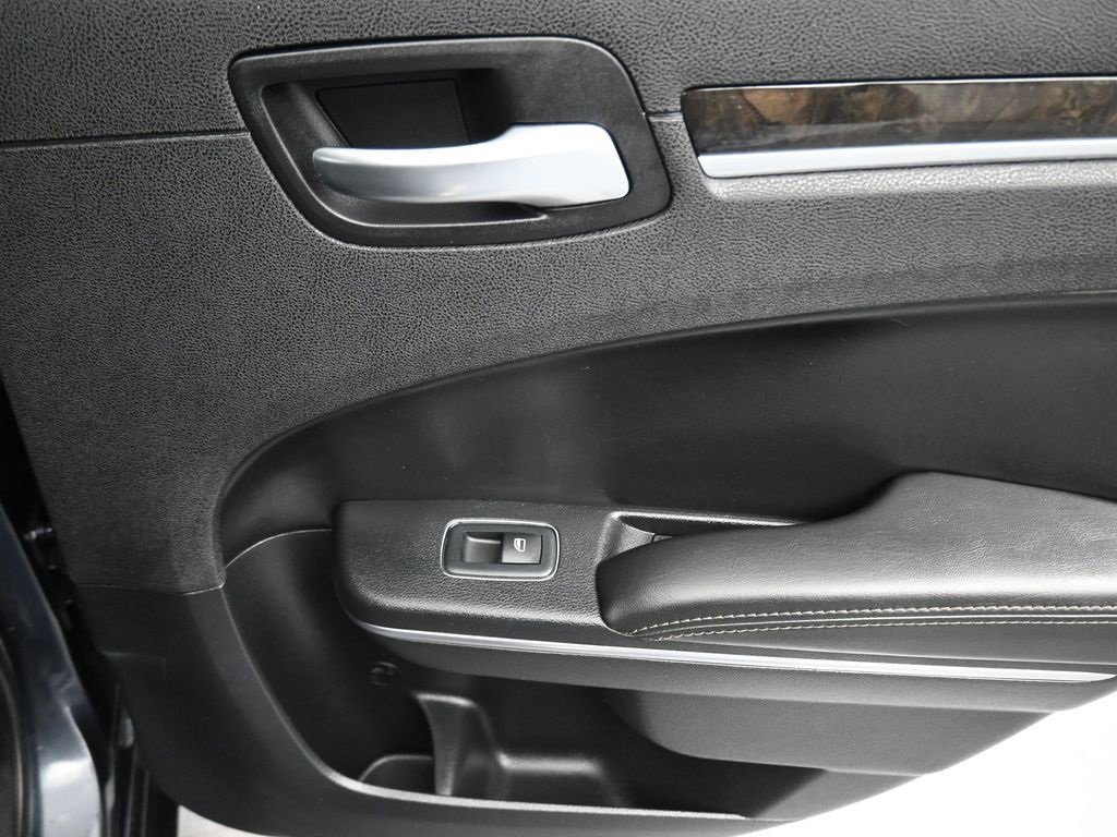 Used 2018 Chrysler 300 Limited image 34