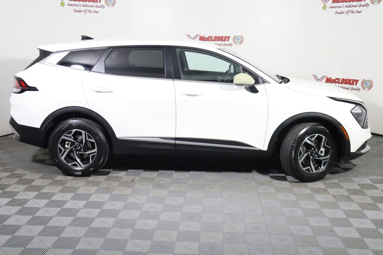 Used 2023 Kia Sportage LX image 3