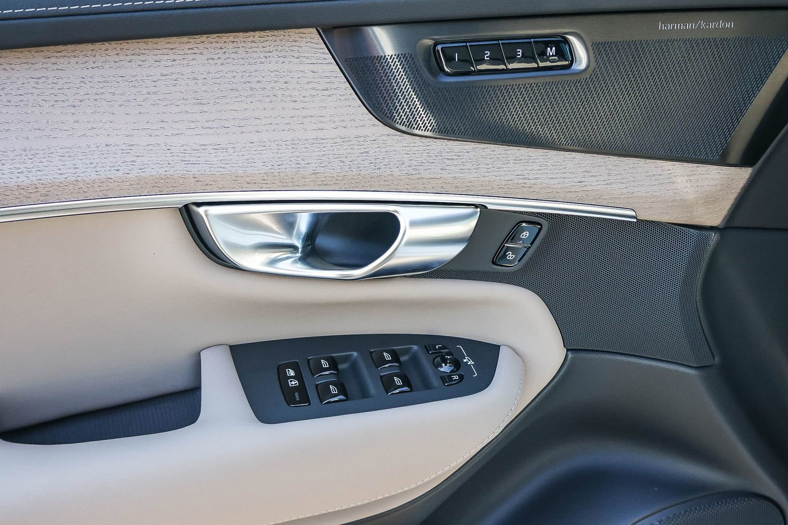 New 2026 Volvo XC90 B6 Ultra w/ Protection Package image 32