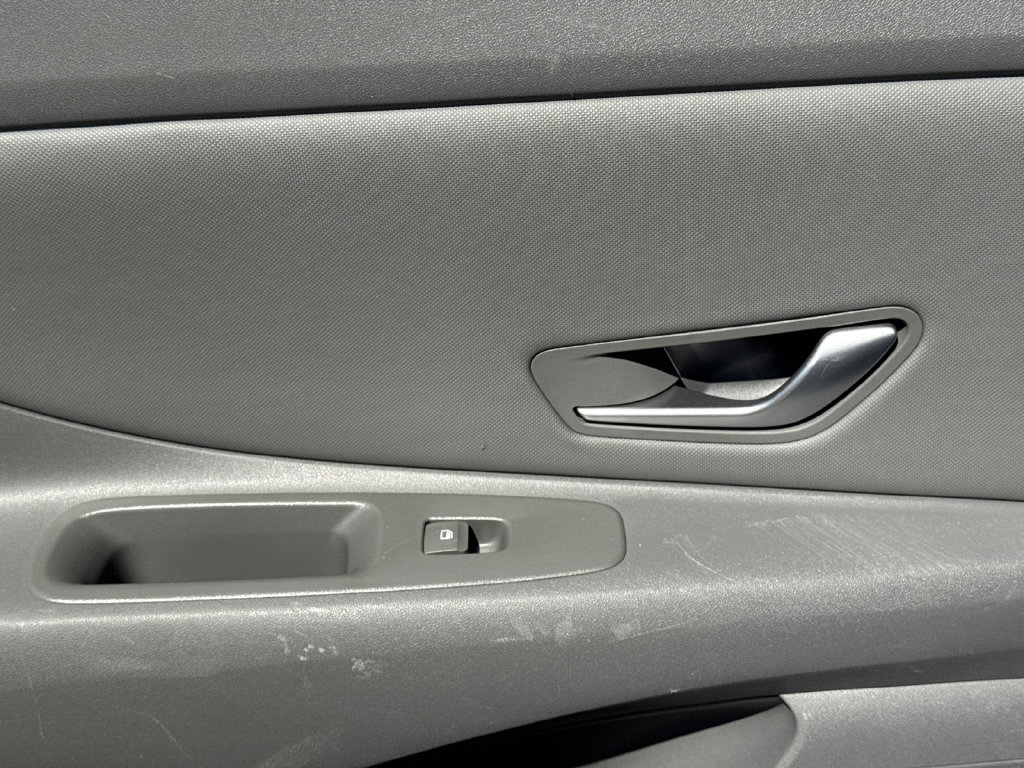 Used 2022 Hyundai Elantra SEL w/ Convenience Package FWD image 16