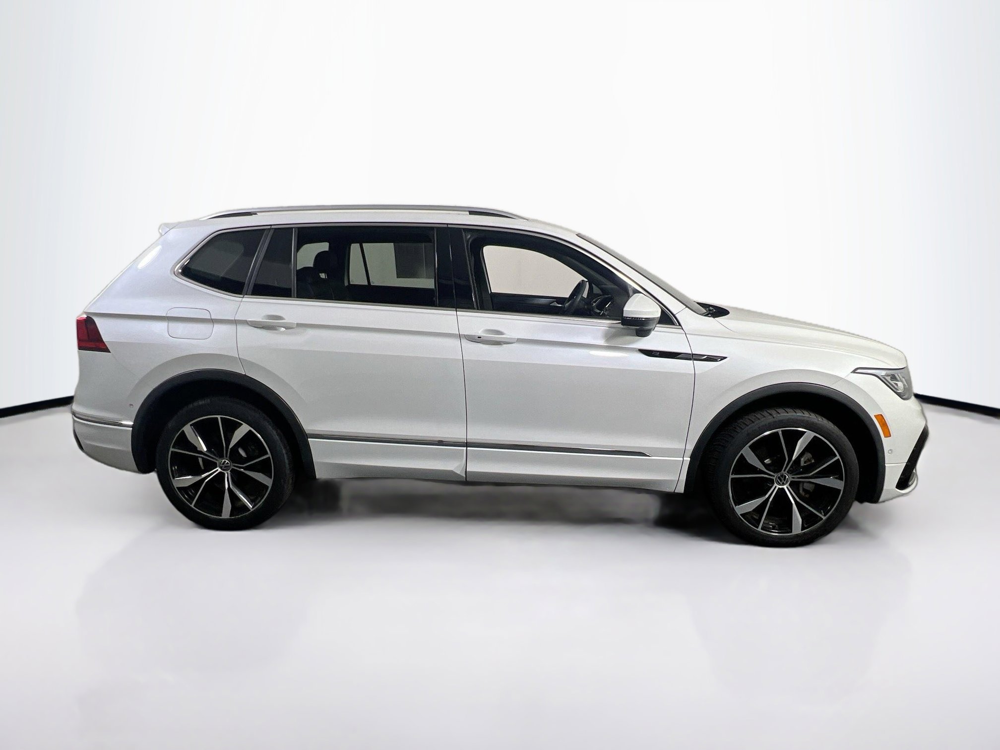 Used 2022 Volkswagen Tiguan SEL R-Line image 4