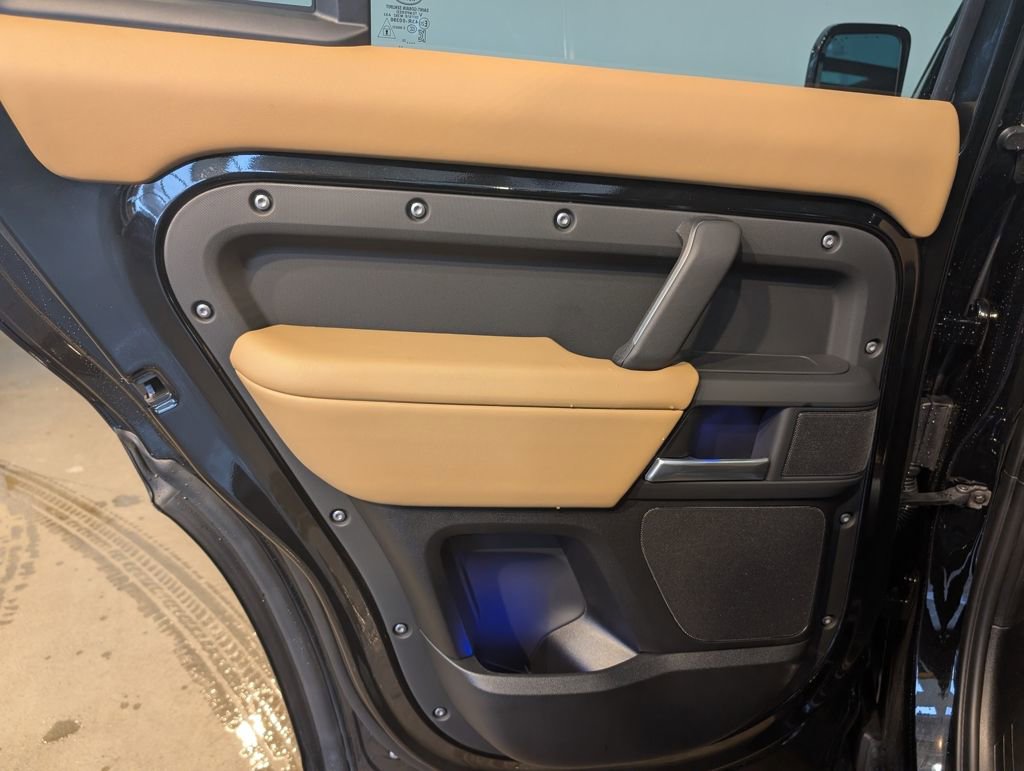 Used 2025 Land Rover Defender 110 X-Dynamic SE image 23