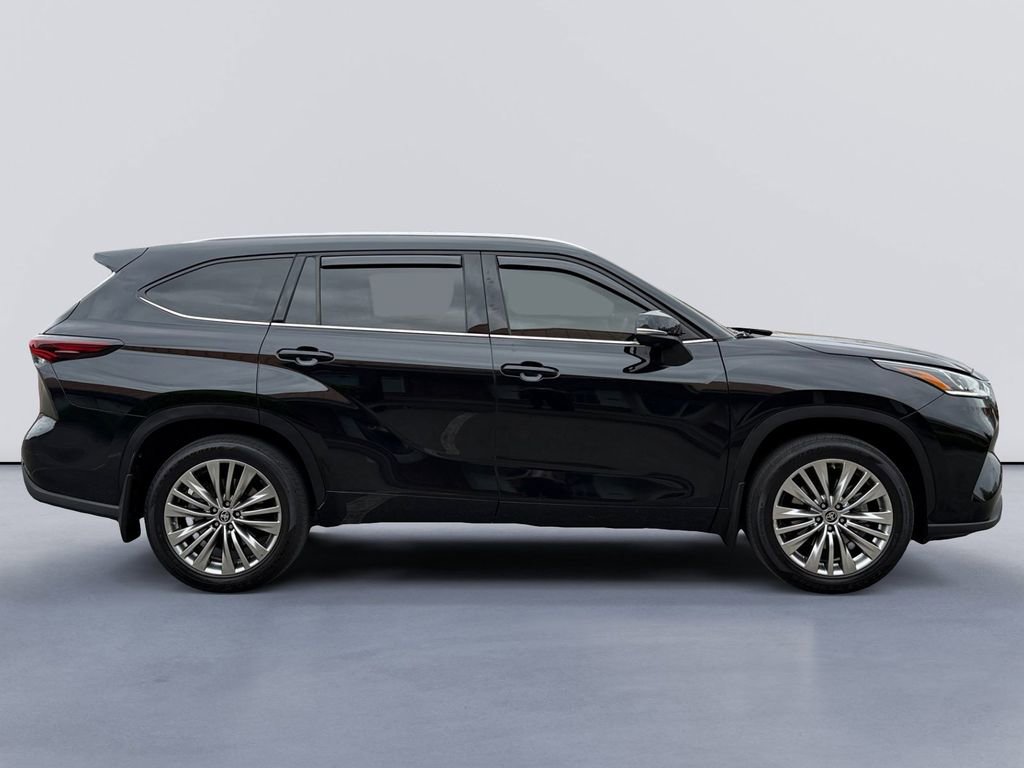 Used 2024 Toyota Highlander Platinum image 2