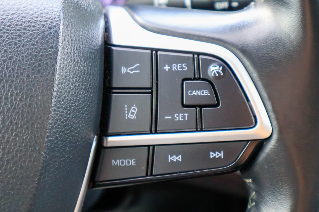 Used 2023 Toyota Highlander XSE FWD image 18