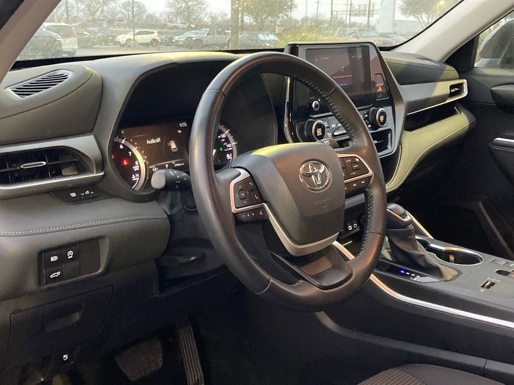 Used 2025 Toyota Highlander LE image 9