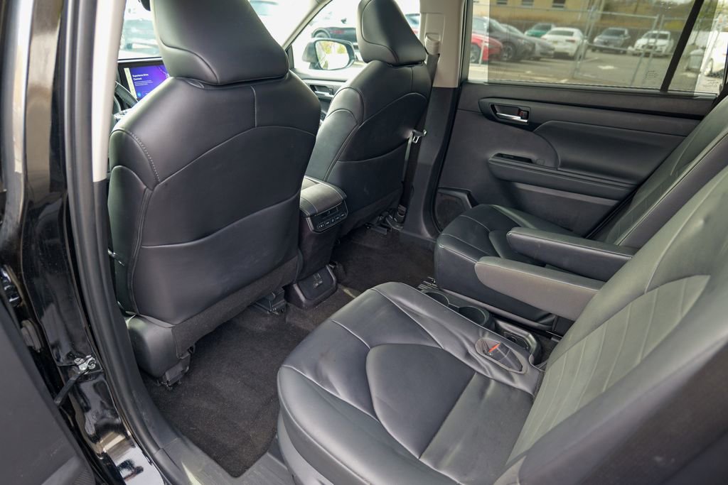Used 2023 Toyota Highlander XLE AWD/4WD image 22