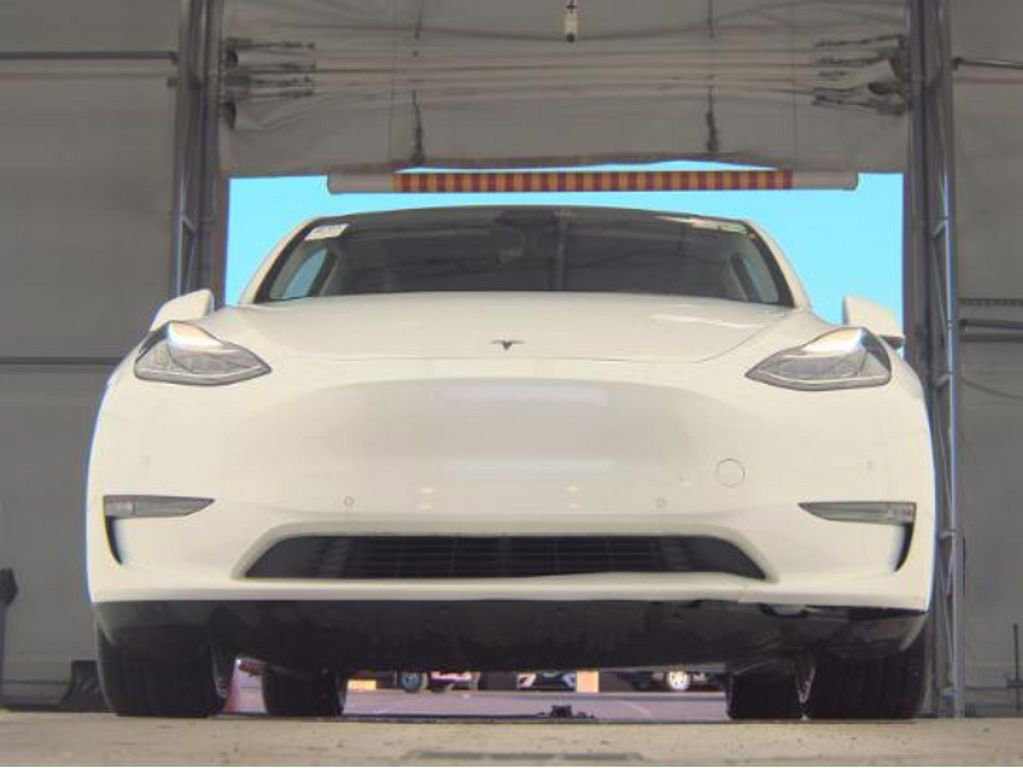 Used 2022 Tesla Model Y Long Range AWD/4WD image 3