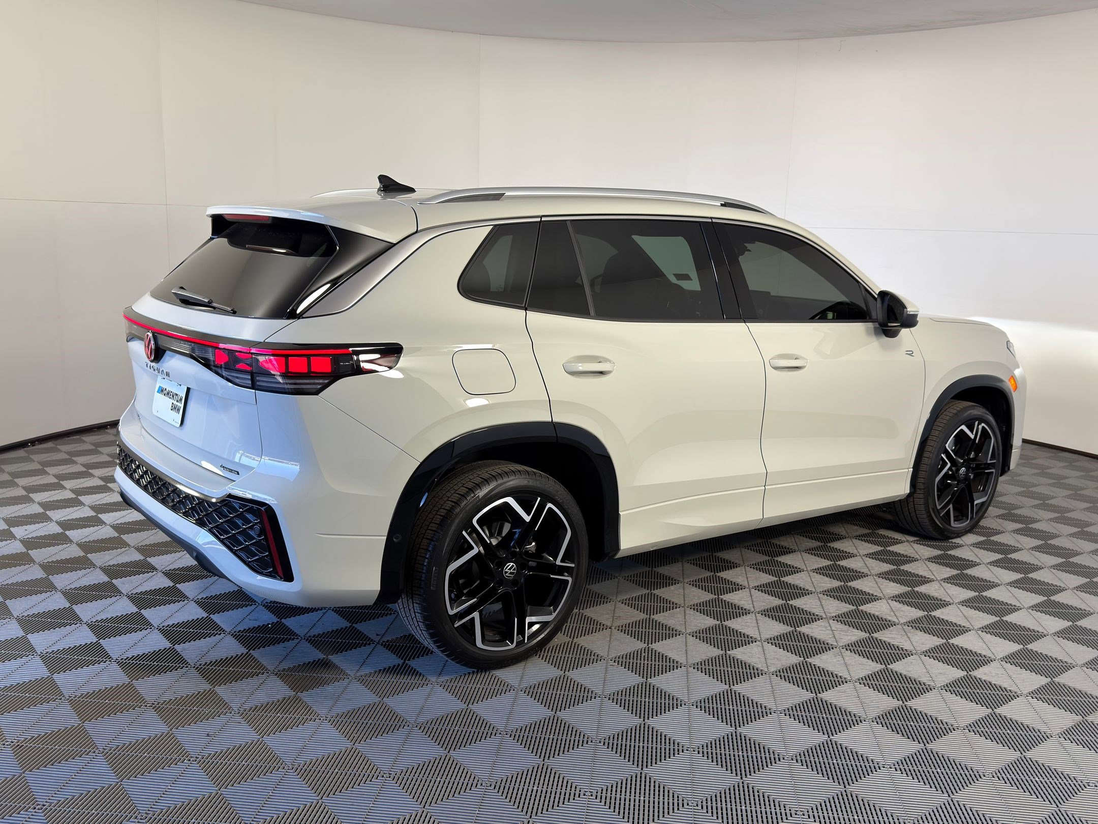 Used 2025 Volkswagen Tiguan SEL R-Line image 7