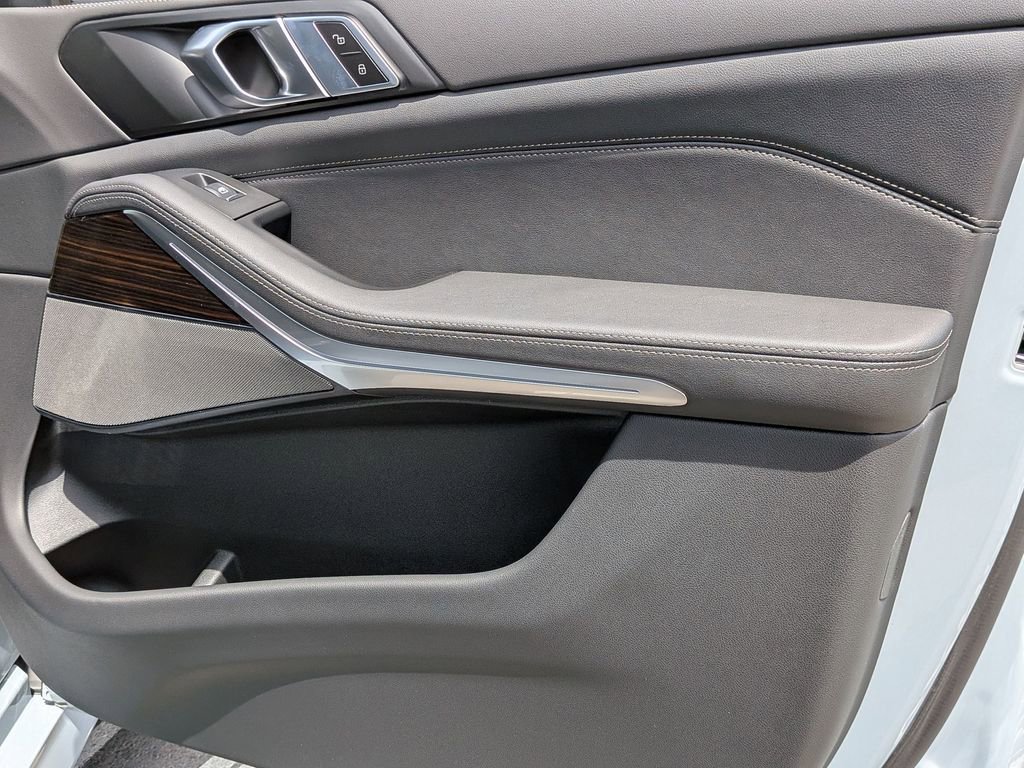 New 2026 BMW X5 xDrive50e image 17