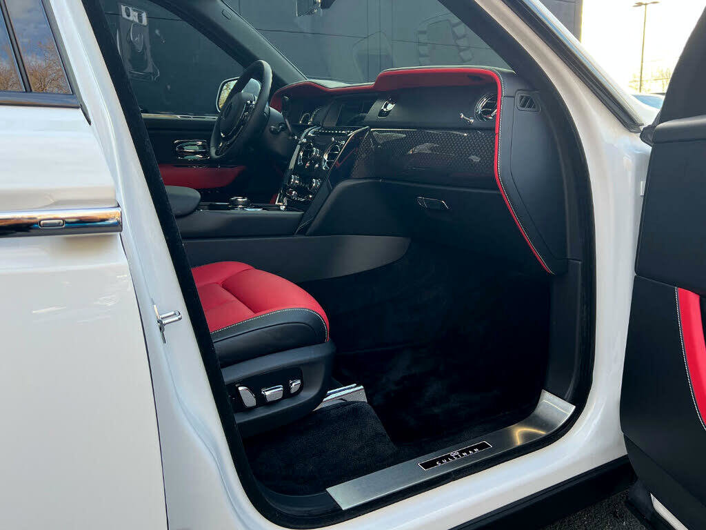 Used 2022 Rolls-Royce Cullinan Black Badge image 34
