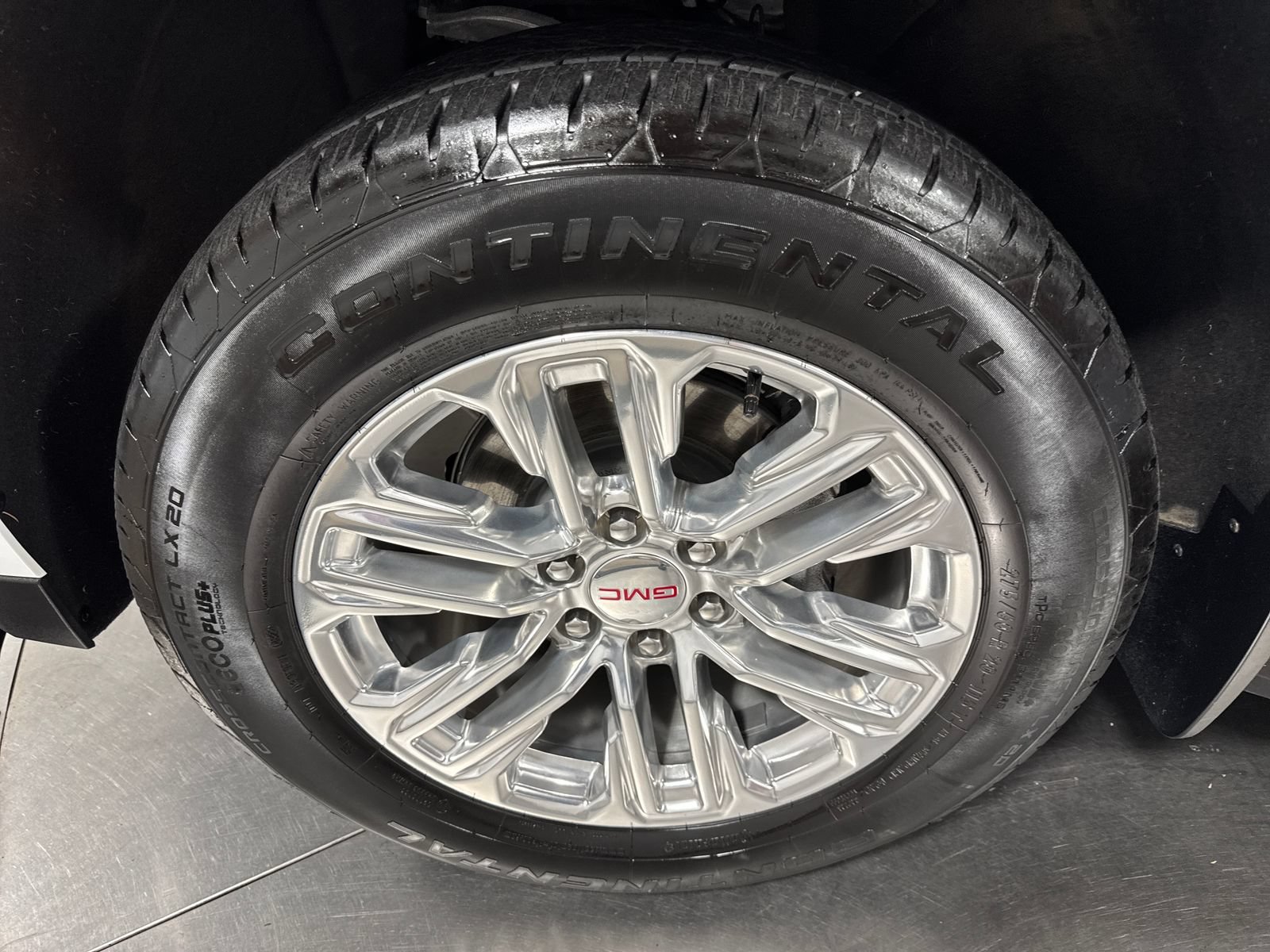 Used 2023 GMC Yukon SLT w/ SLT Premium Package AWD/4WD image 2