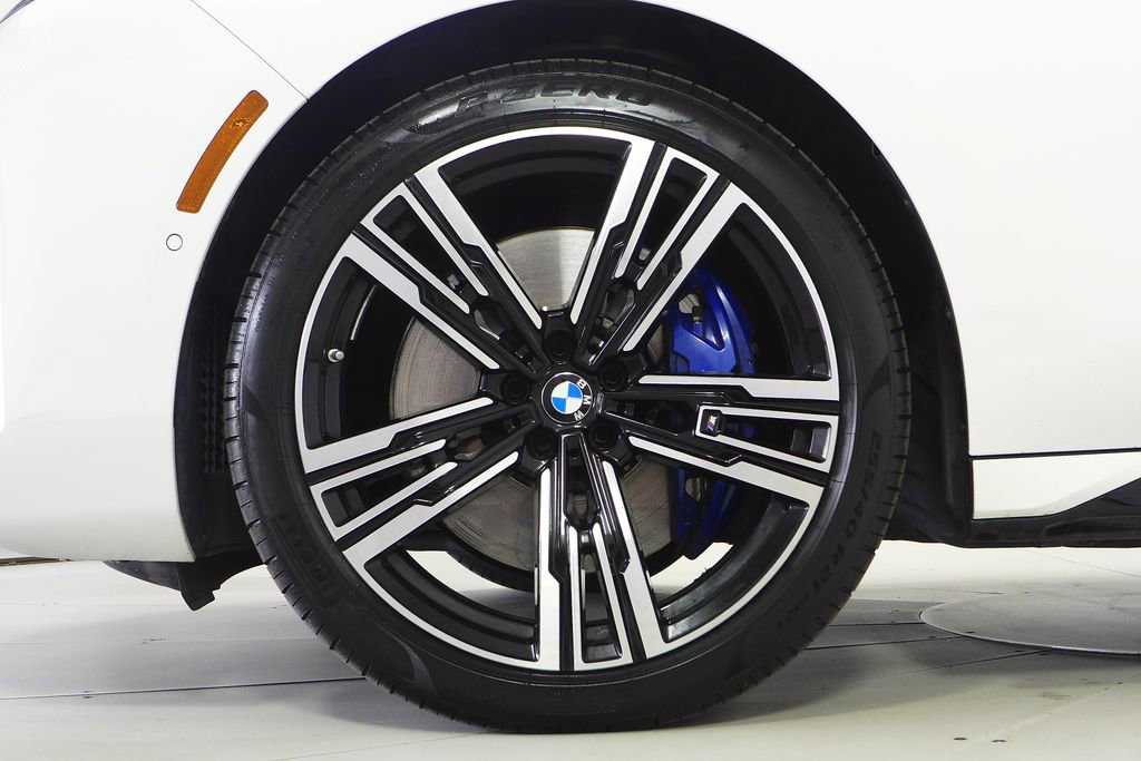 Used 2023 BMW 740i w/ Parking Assistance Package RWD image 5