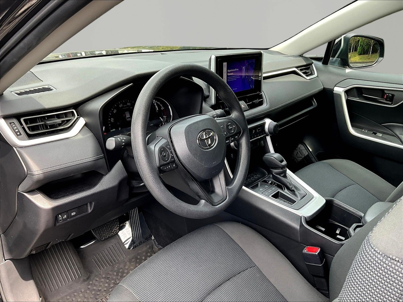 Used 2024 Toyota RAV4 LE FWD image 17