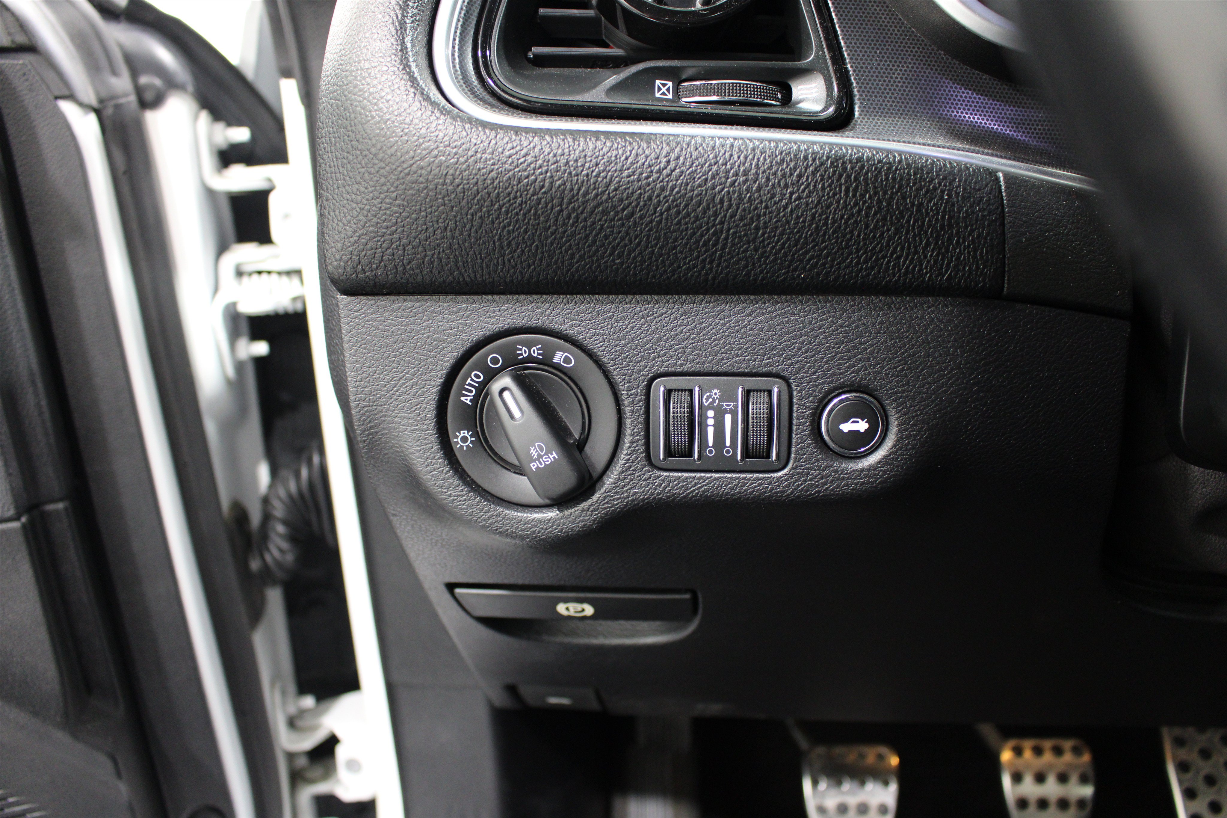 Used 2015 Dodge Challenger R/T Plus RWD image 8