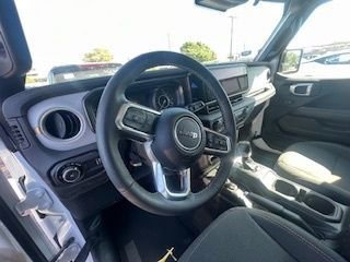Used 2025 Jeep Wrangler Sahara image 10