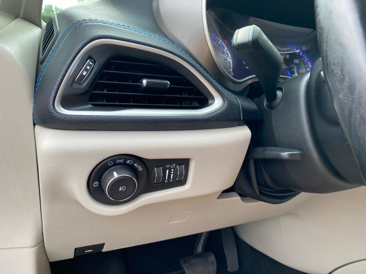 Used 2021 Chrysler Pacifica Touring-L FWD image 21