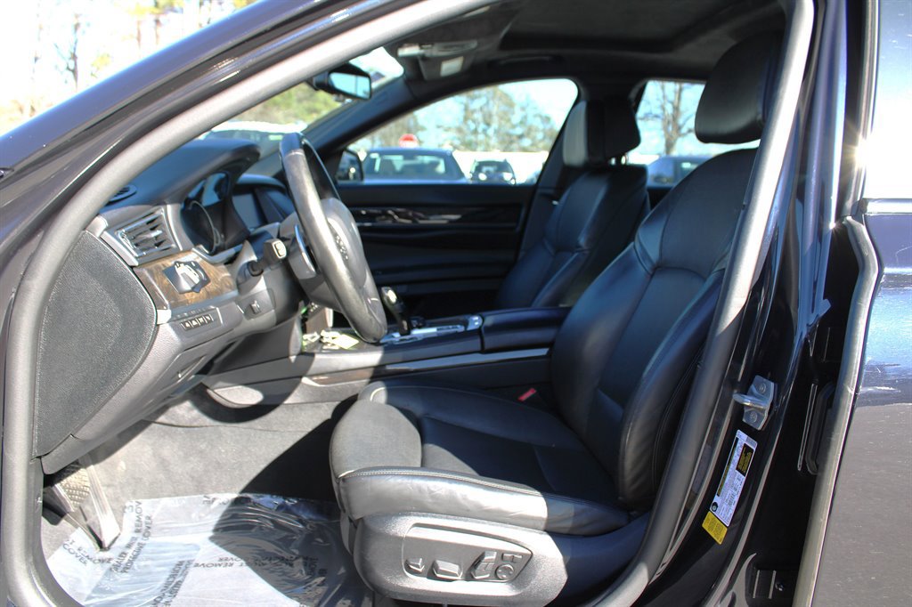 Used 2015 BMW 750i RWD image 16