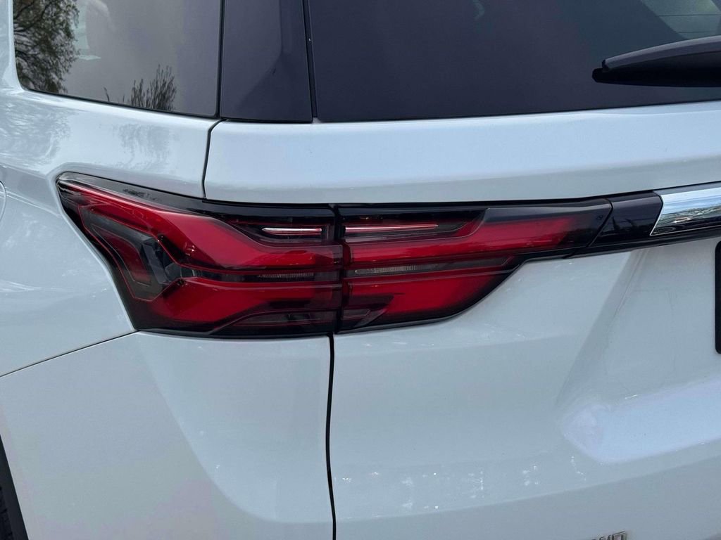 Used 2023 Chevrolet Traverse LT w/ LT Premium Package AWD/4WD image 8