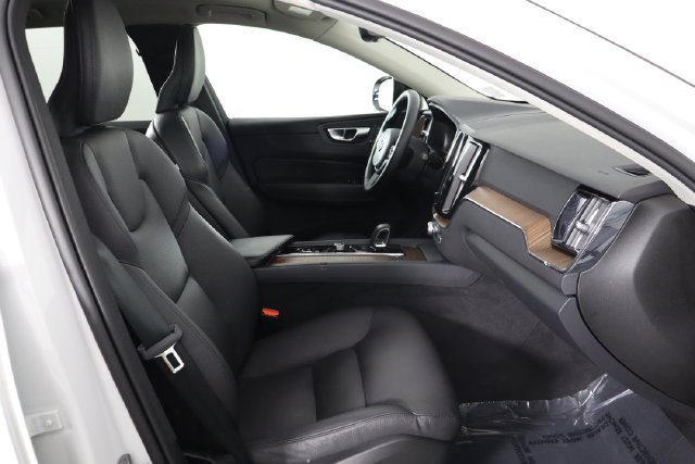 Used 2024 Volvo XC60 B5 Plus AWD/4WD image 16
