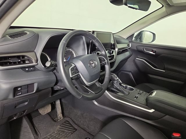 Used 2024 Toyota Highlander XLE AWD/4WD image 14
