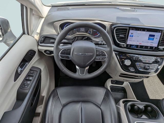 Used 2023 Chrysler Pacifica Touring-L FWD image 14