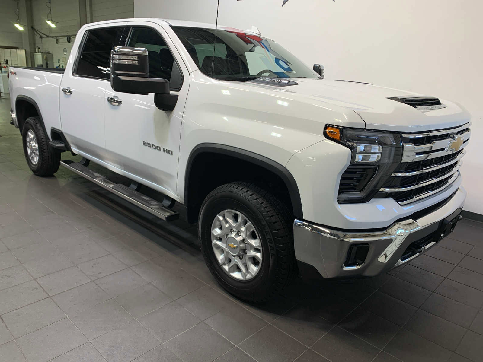 Used 2024 Chevrolet Silverado 2500 LTZ image 2