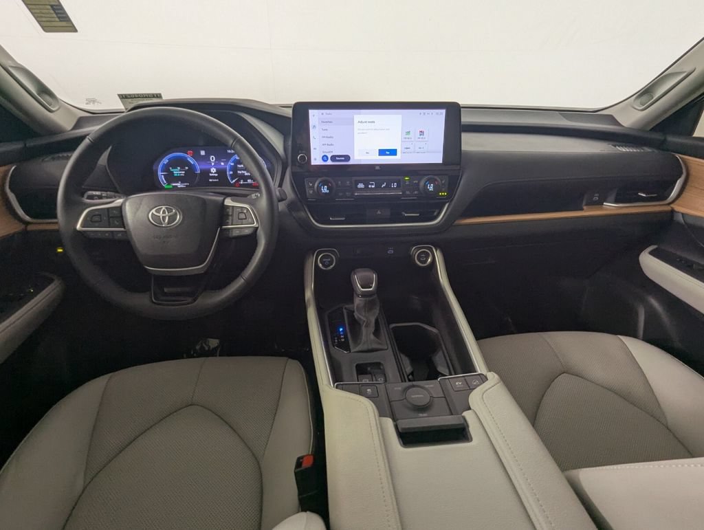 Used 2025 Toyota Grand Highlander AWD Hybrid image 17
