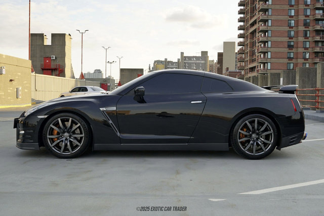 Used 2014 Nissan GT-R Premium w/ Premium Interior Package image 3