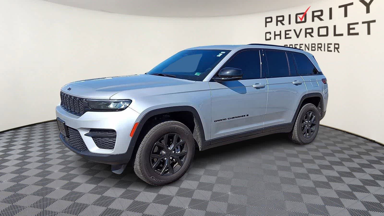 Used 2025 Jeep Grand Cherokee Altitude image 4