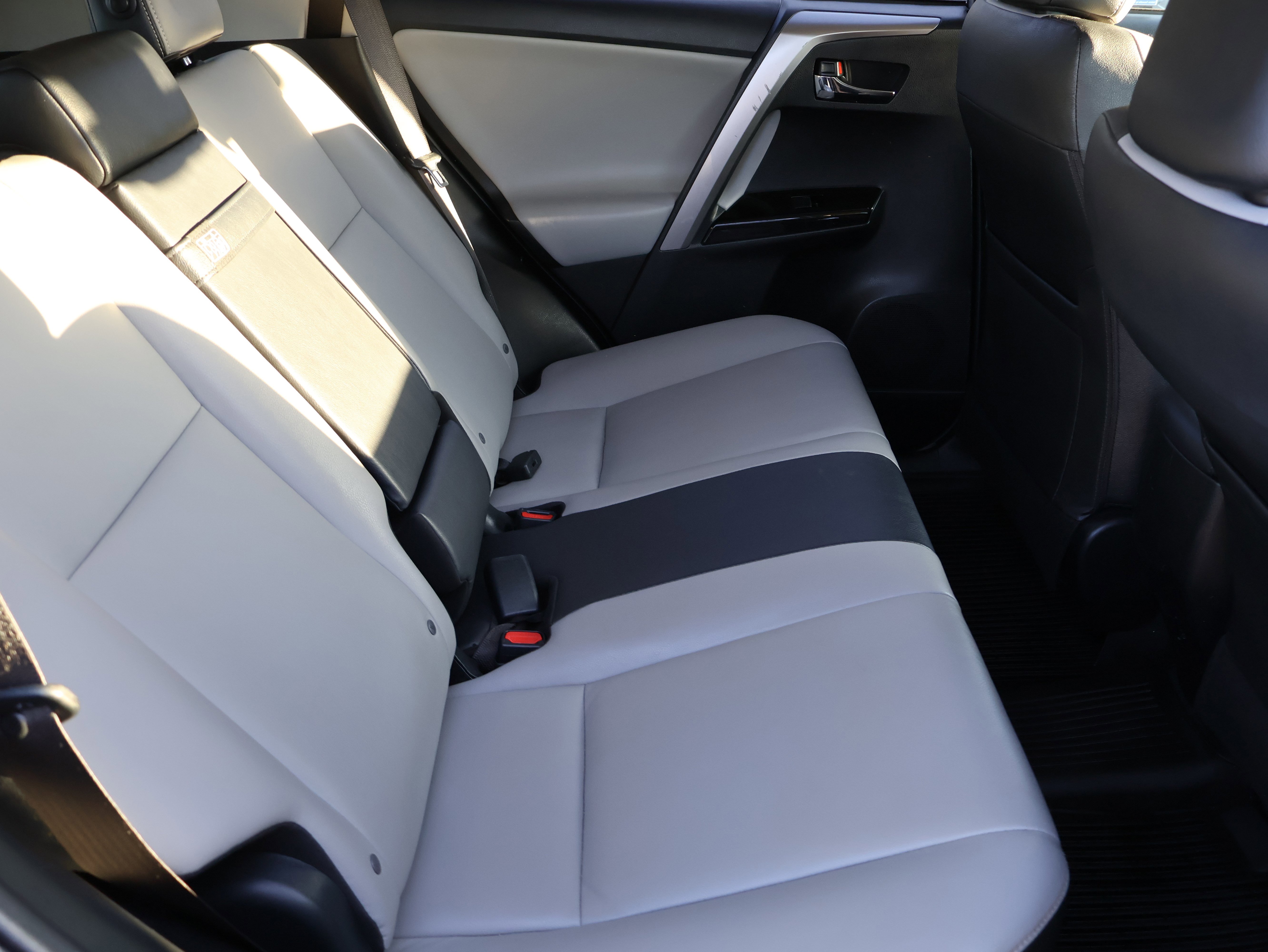 Used 2018 Toyota RAV4 Limited image 14