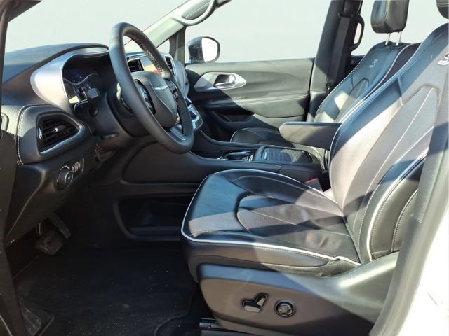 Used 2025 Chrysler Pacifica Limited FWD image 18