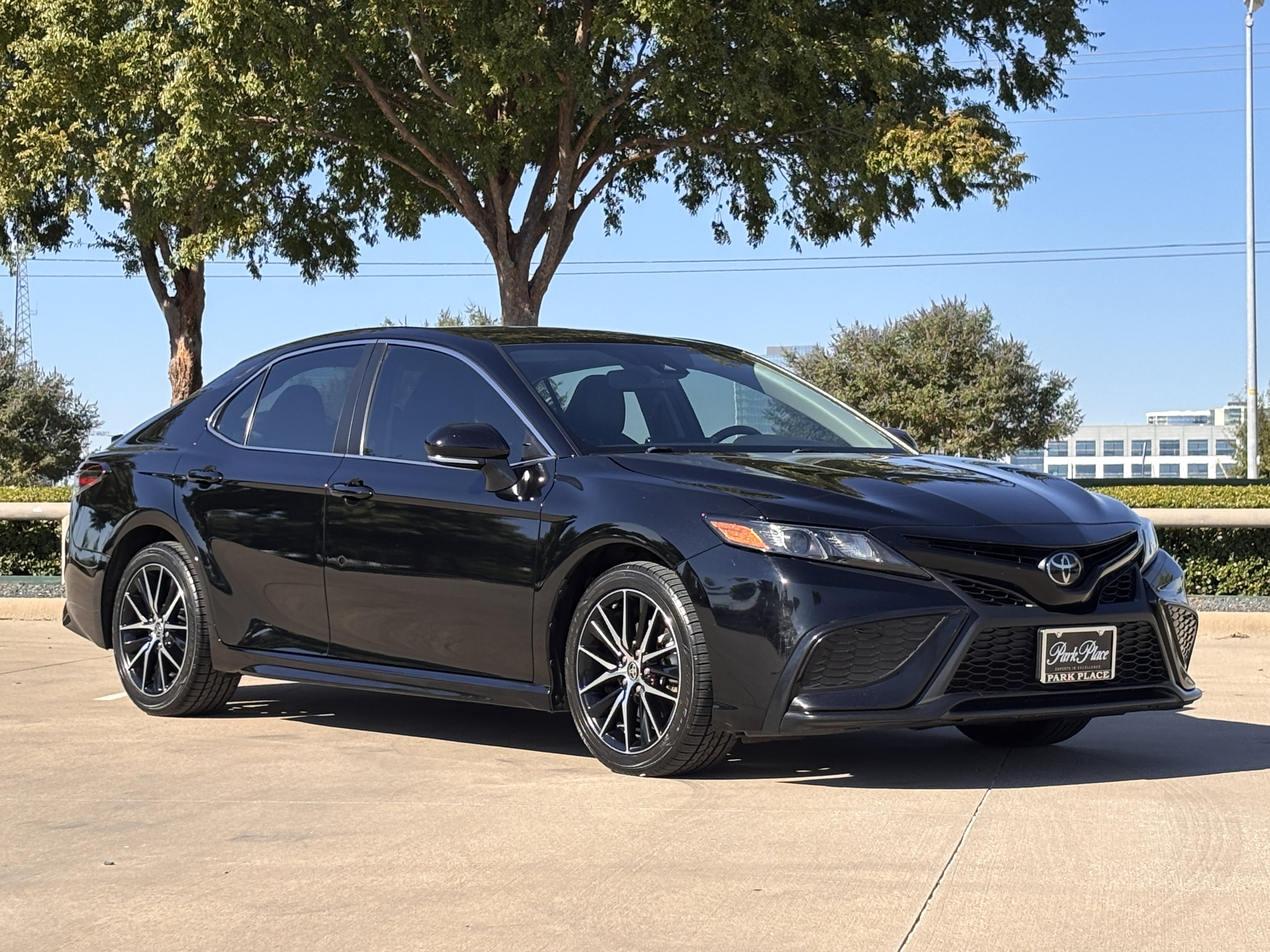 Used 2021 Toyota Camry SE w/ Convenience Package FWD image 7
