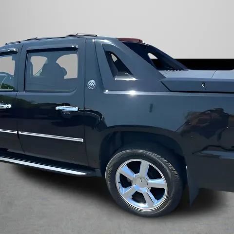 Used 2013 Chevrolet Avalanche LTZ AWD/4WD image 30