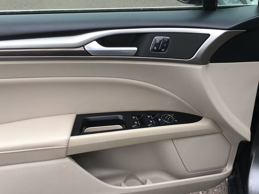 Used 2017 Ford Fusion SE FWD image 19
