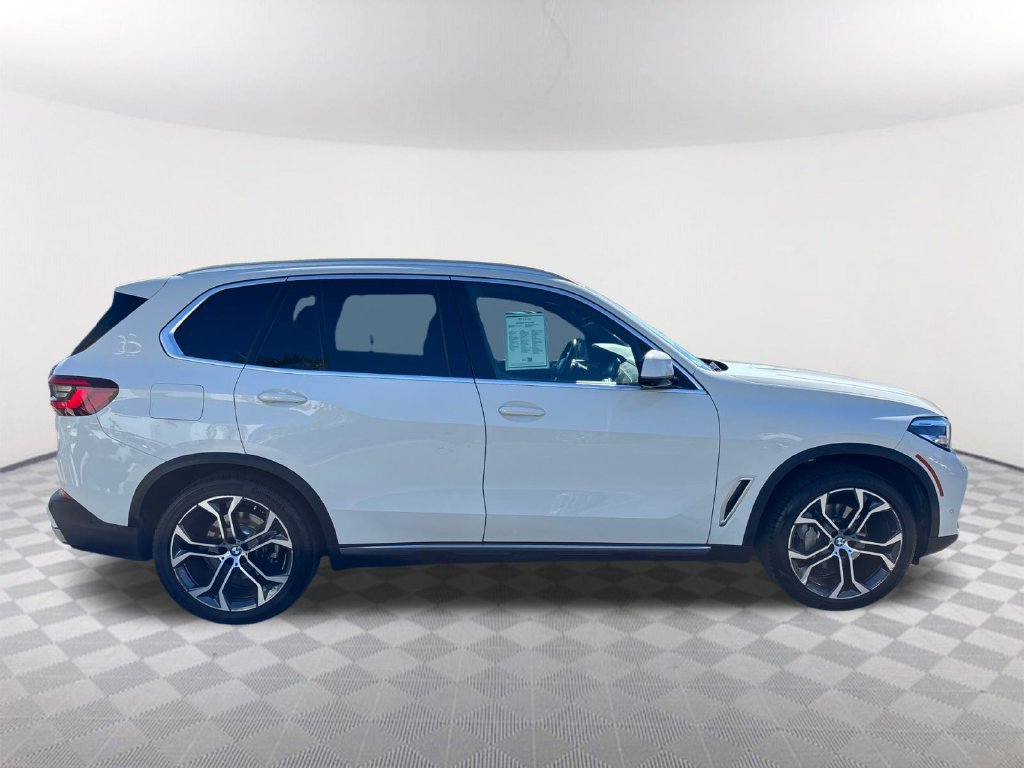 Used 2023 BMW X5 xDrive40i w/ Parking Assistance Package AWD/4WD image 3