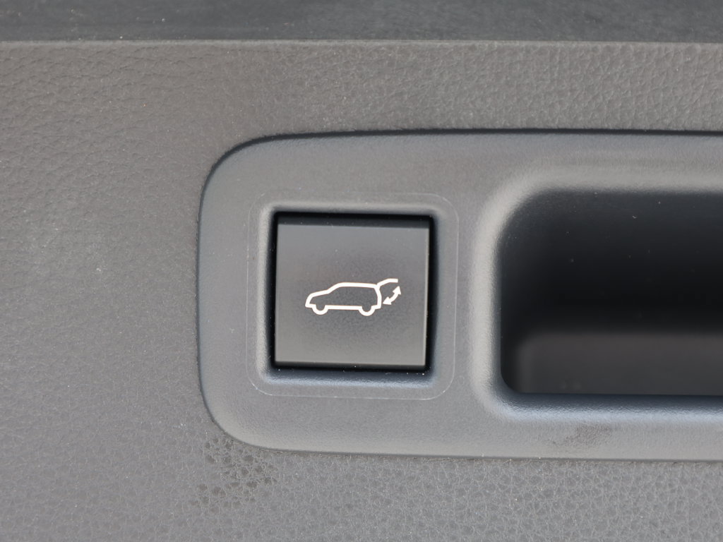 Used 2024 Toyota Highlander LE FWD image 9