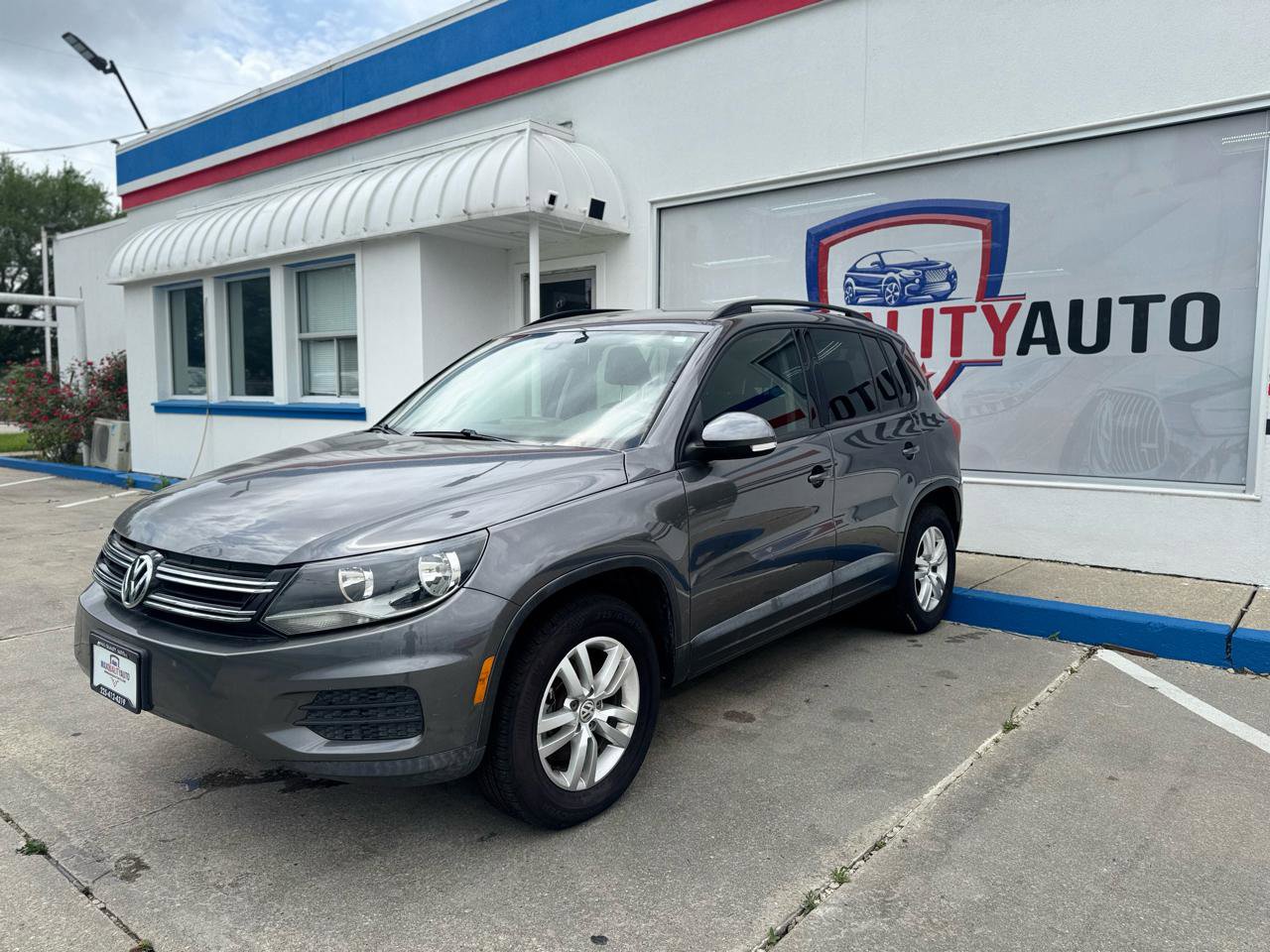 Used 2016 Volkswagen Tiguan S image 12