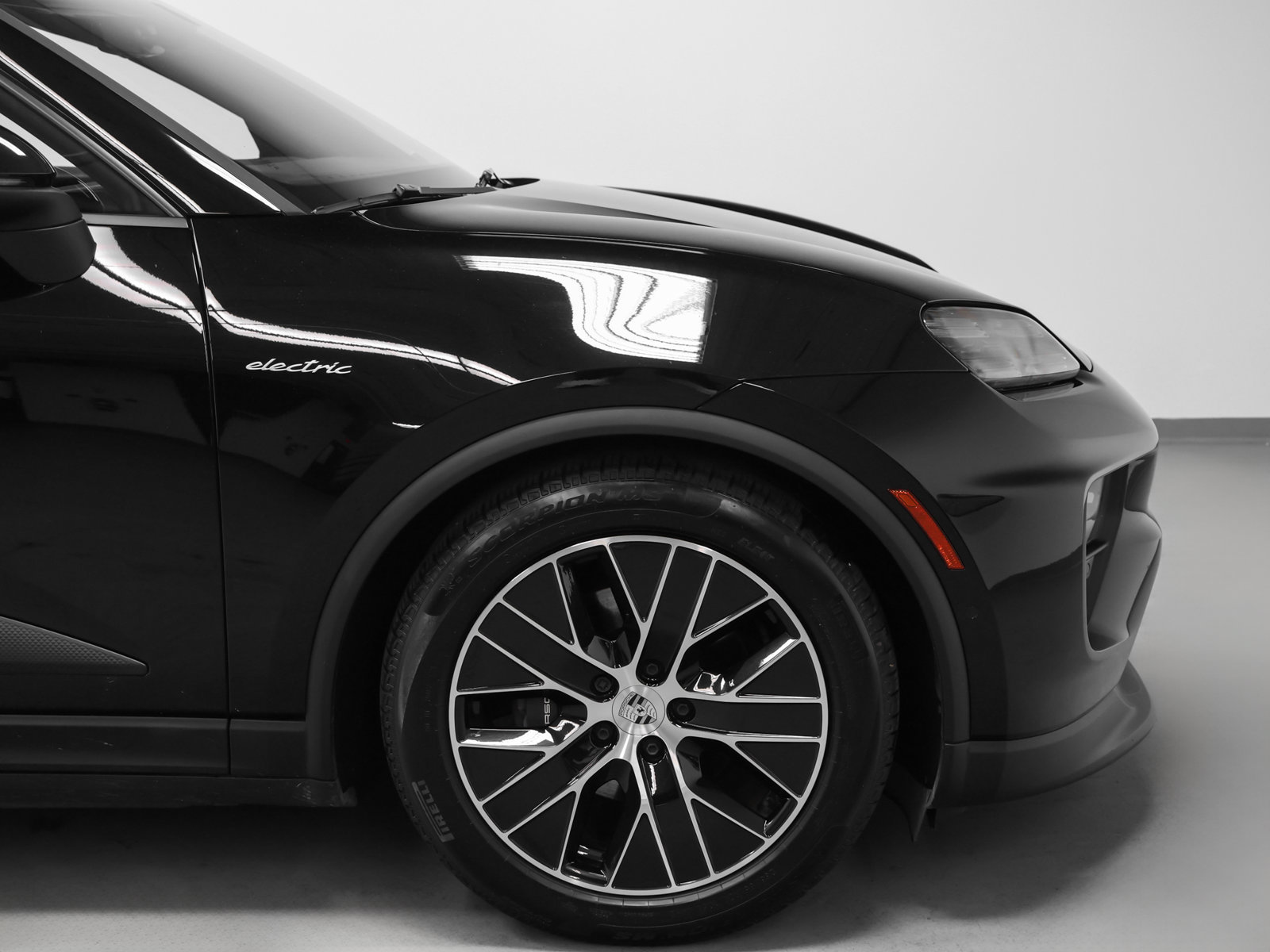 Certified 2025 Porsche Macan Electric RWD image 12