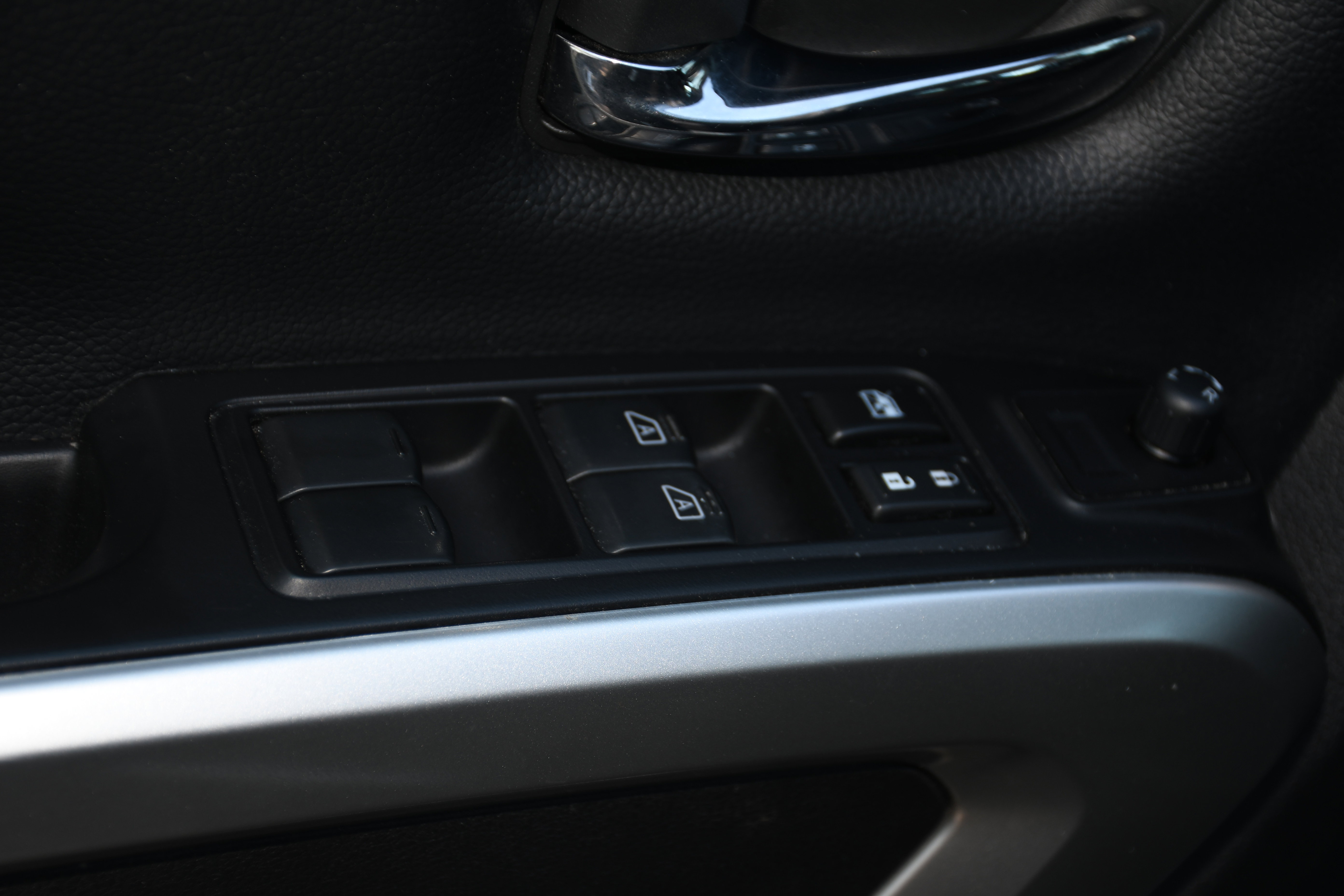 Used 2019 Nissan Titan SV image 10