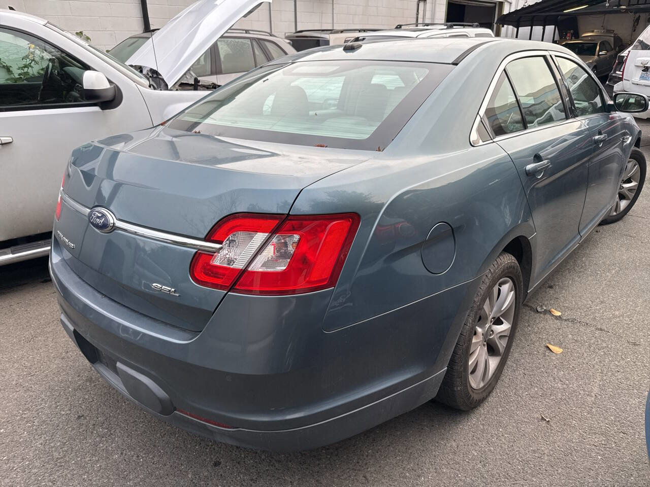 Used 2010 Ford Taurus SEL image 3