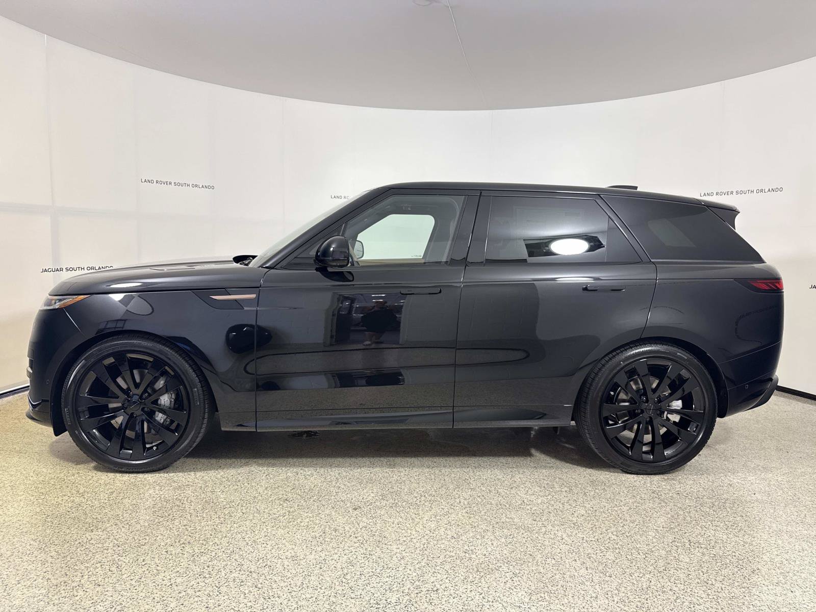 New 2026 Land Rover Range Rover Sport Dynamic SE AWD/4WD image 2