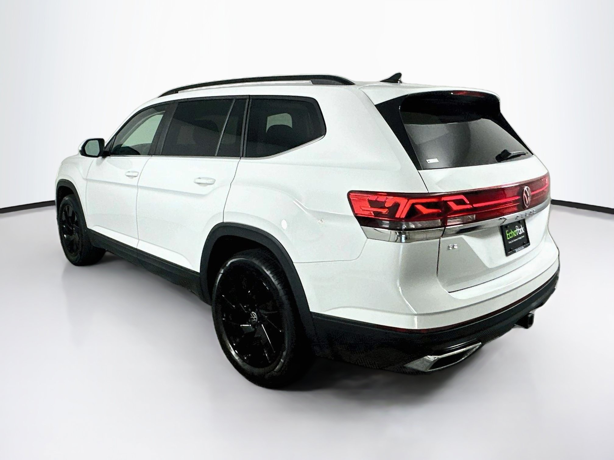 Used 2024 Volkswagen Atlas SE w/ Black Wheel Package FWD image 5