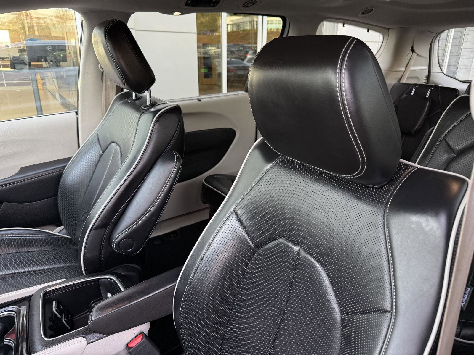 Used 2024 Chrysler Pacifica Limited image 12