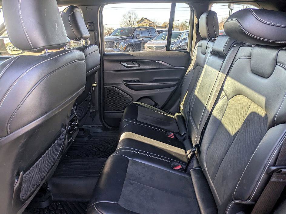 Used 2023 Jeep Grand Cherokee Altitude image 18