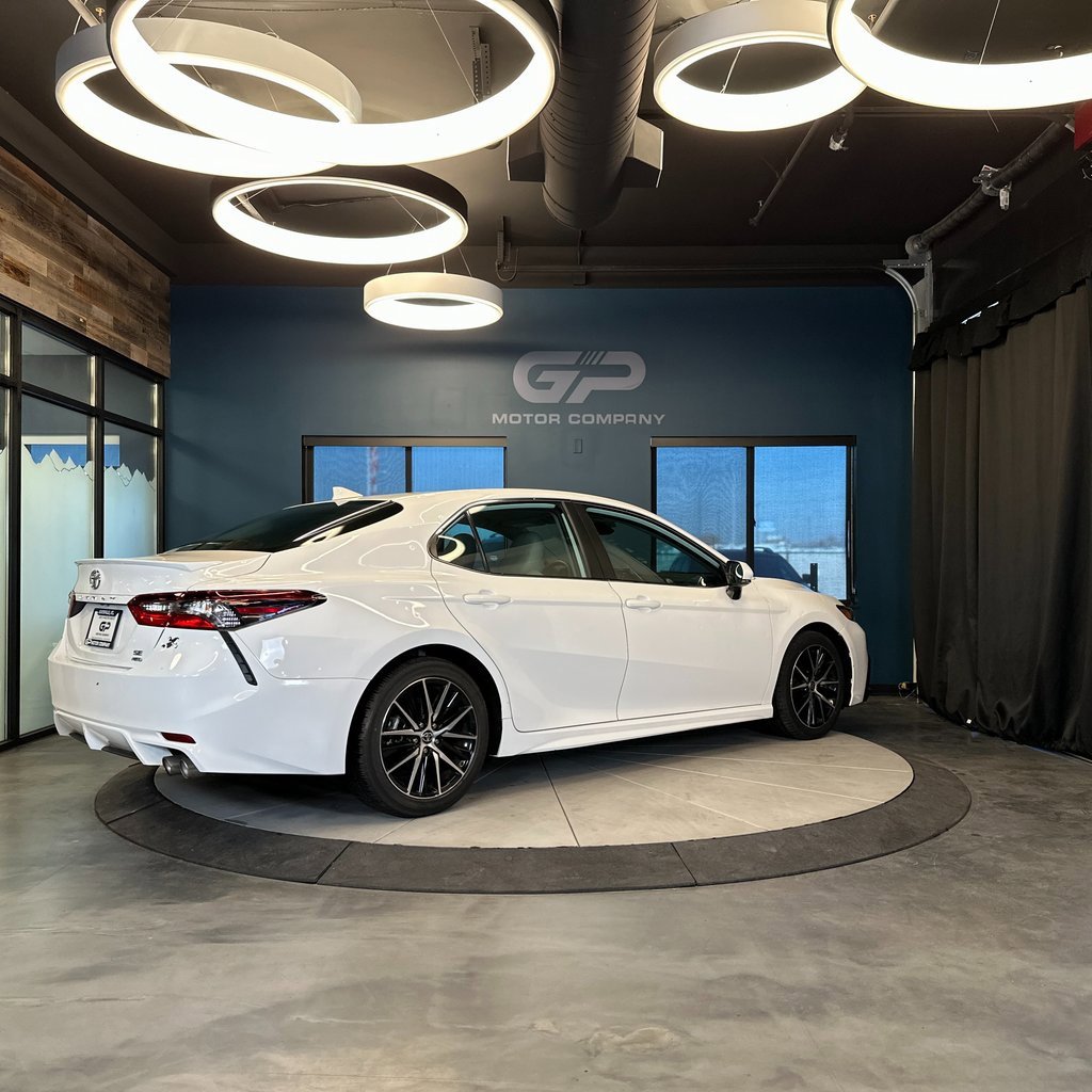 Used 2022 Toyota Camry SE image 3